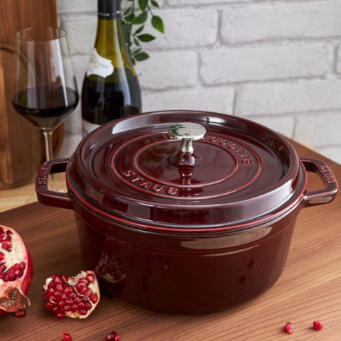 Cocotte ronde en fonte rouge grenadine 28cm - Staub