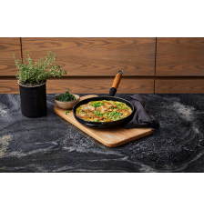 Poêle à frire en fonte émaillée 28 cm Noir Mat, poignée en bois - LE CREUSET