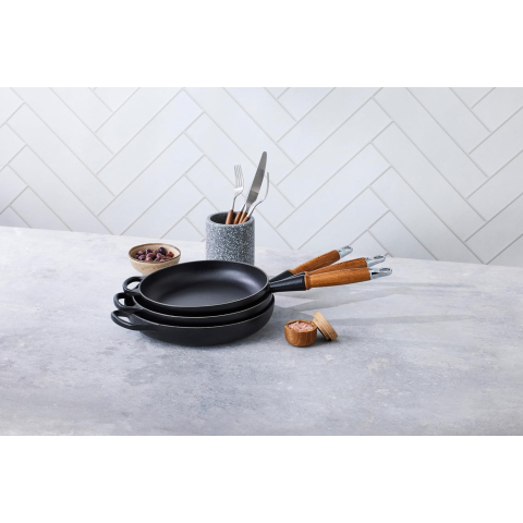 Poêle à frire en fonte émaillée 28 cm Noir Mat, poignée en bois - LE CREUSET