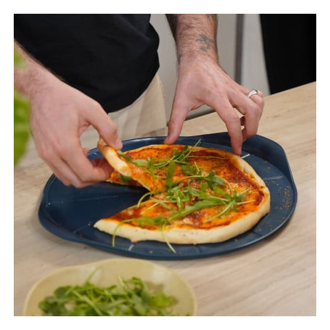 Le Formidable plat à pizza noir avec couteau - Cookut