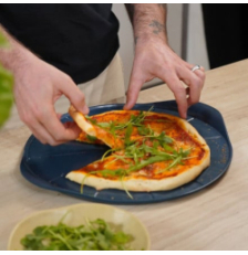 Le Formidable plat à pizza noir avec couteau - Cookut